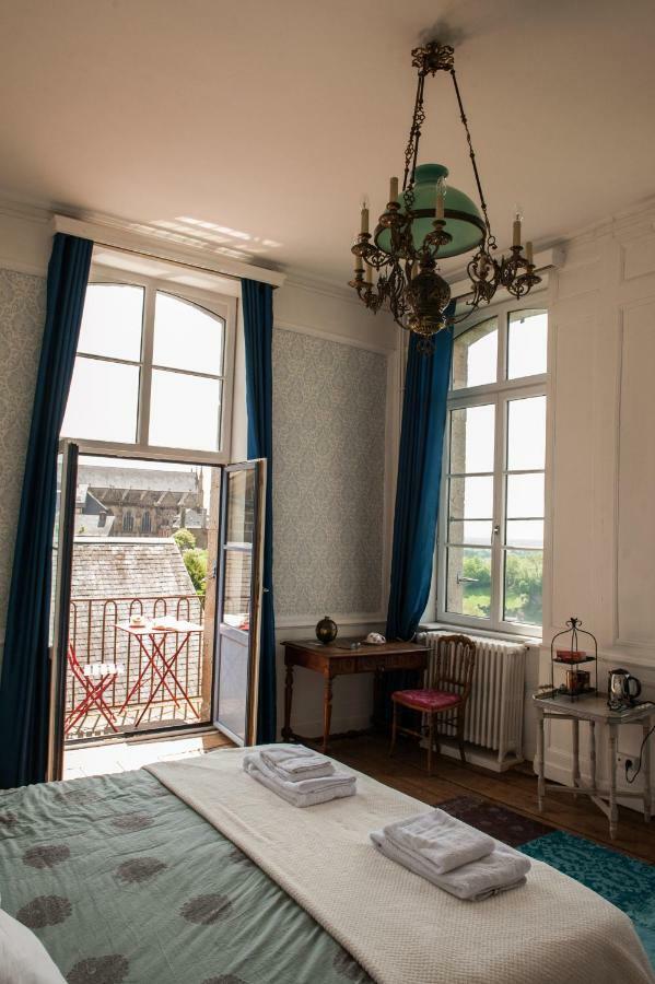 Hôtel particulier Le Mercier de Montigny -Une nuit sur les remparts- Fougères Extérieur photo